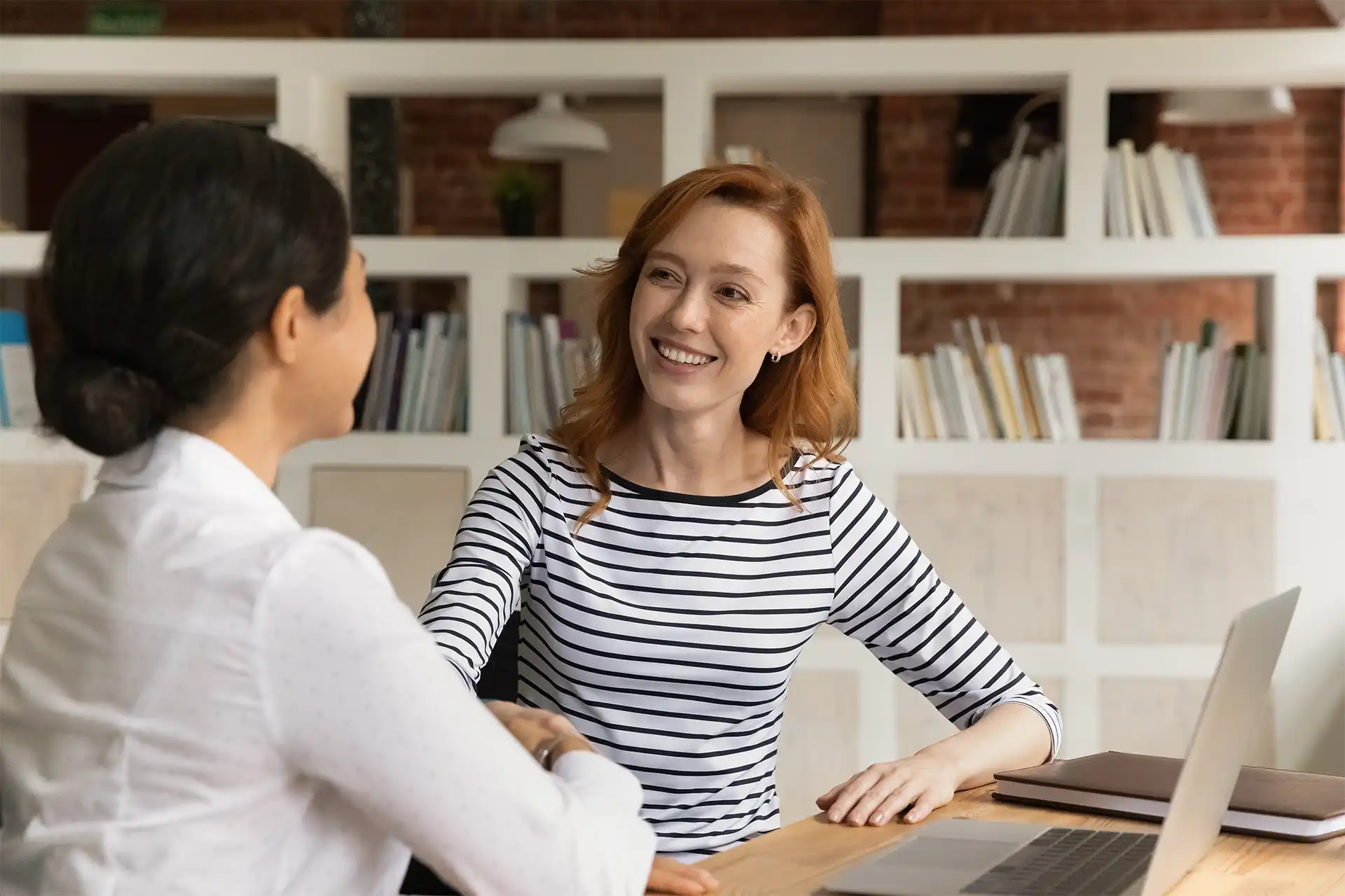 two-happy-diverse-businesswomen-shaking-hands-meeting-office-business-partners-handshake-making-closing-deal-hr-manager-greeting-congratulating-successful-candidate-after-interview Orientación (Counselling). Soluciones concretas a problemas concretos