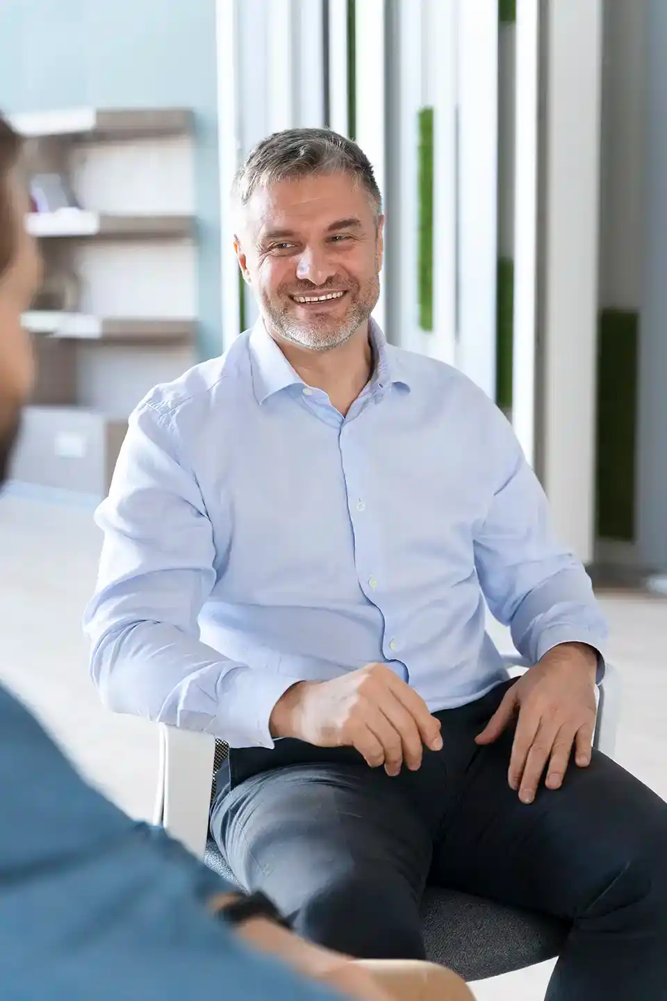 terapia-psicologica-online-hombre-bienestar-yomeayudo.webp Hombre joven en entorno de trabajo tranquilo representando el bienestar emocional y el proceso de terapia psicológica online