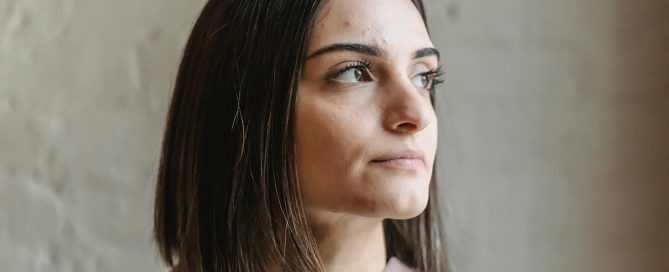 Persona abrumada por tomar decisiones, buscando apoyo emocional