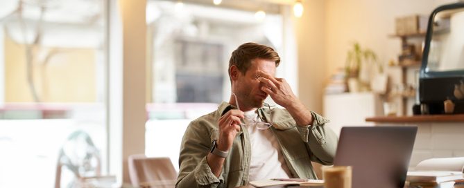 Persona en bucle de pensamientos repetitivos y rumiación.