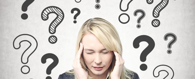 Persona sufriendo parálisis por análisis y bloqueo mental