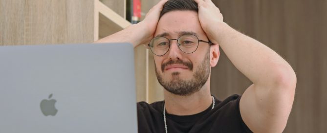 Hombre desbordado por la carga de trabajo