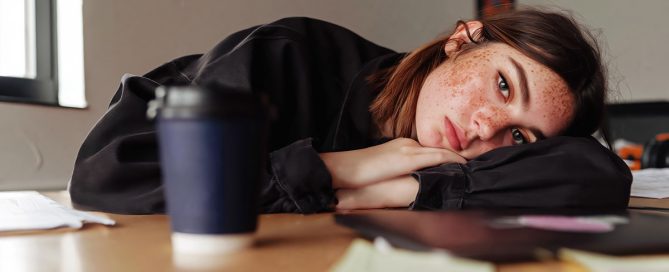 Chica agotada por la exigencia de su trabajo