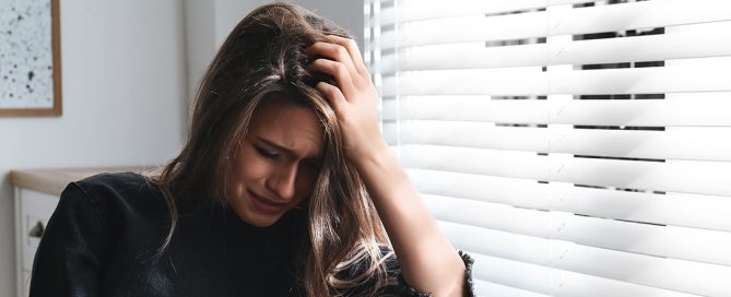 Persona experimentando alta sensibilidad emocional y necesidad de llorar.