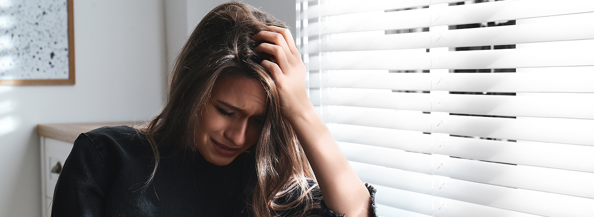 por-que-lloro-por-todo-sin-motivo.jpg Persona experimentando alta sensibilidad emocional y necesidad de llorar.