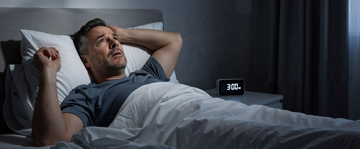 psicologo-online-inmediato-no-puedo-dormir.jpg Persona despierta en la cama de noche con insomnio por ansiedad y pensamientos que no paran