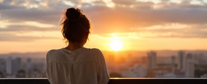persona-mirando-amanecer-desde-balcon-recuperar-interes-vida-yo-me-ayudo