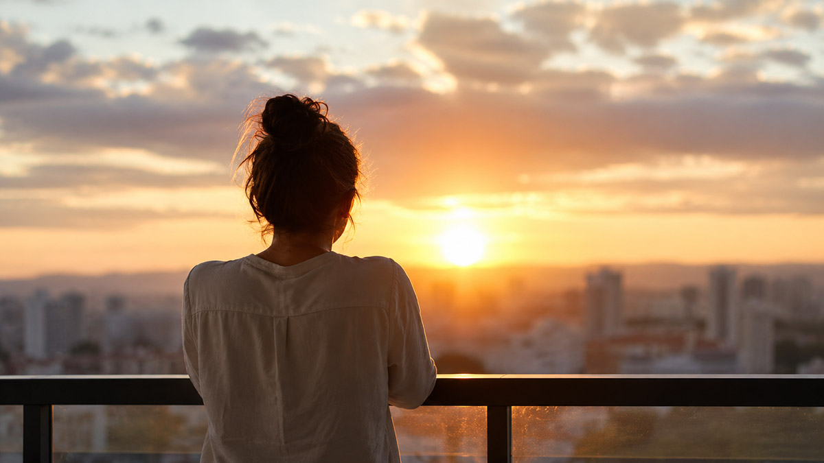 persona-mirando-amanecer-desde-balcon-recuperar-interes-vida-yo-me-ayudo