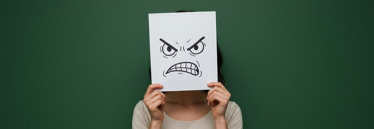 psicologo-online-irritabilidad-enfado-facil-sin-motivo.jpg Persona con expresión tensa y agotada que se enfada con facilidad, representando la irritabilidad como síntoma de sobrecarga emocional.