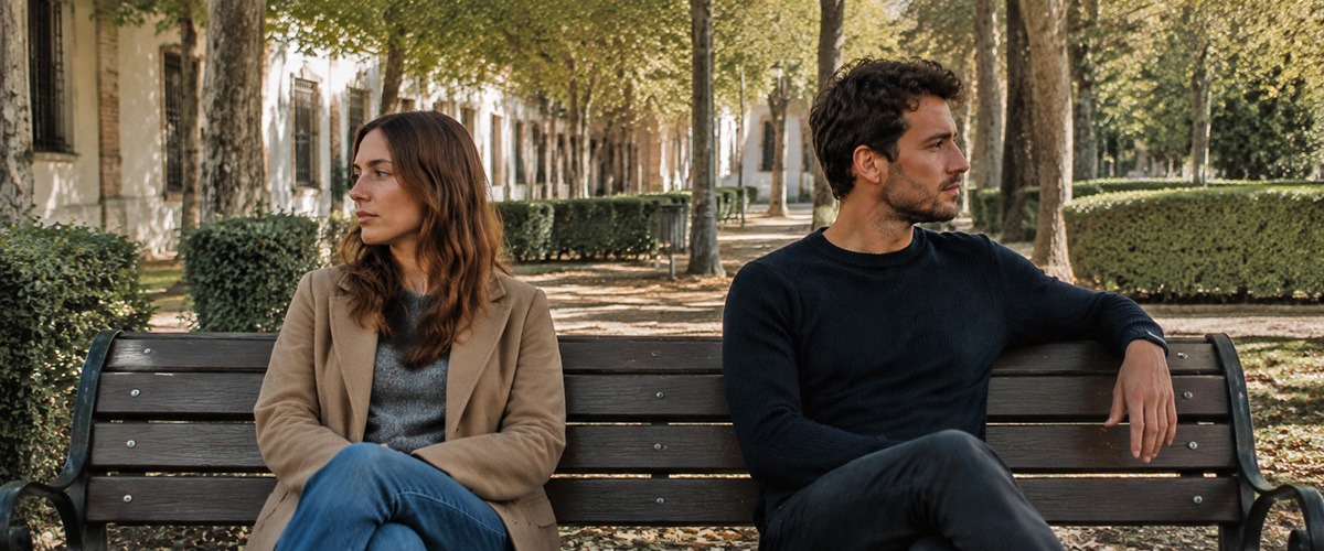 psicologo-online-relaciones-de-pareja-problemas-psicologia Pareja sentada junta pero mirando en distintas direcciones representando los problemas de pareja, la desconexión emocional y los patrones que generan sufrimiento en las relaciones