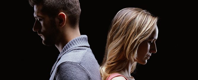 Pareja ante el final de una relación, representando el proceso de superar una ruptura