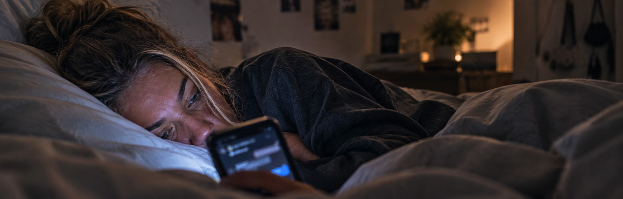 Persona escribiendo de noche en un chat de IA sobre sus problemas emocionales, representando el uso de ChatGPT como psicólogo